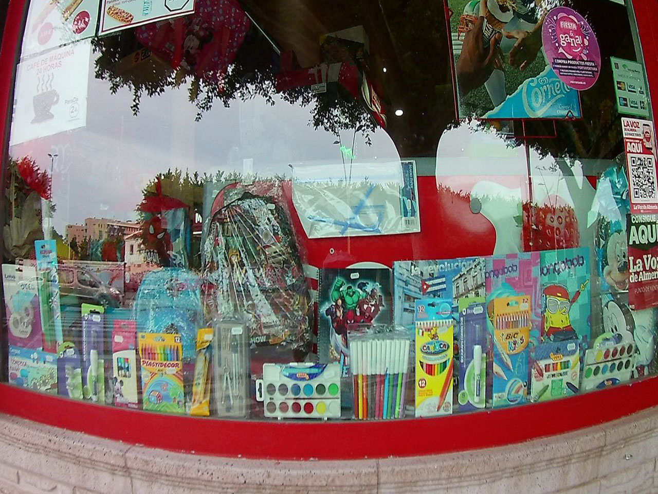 Escaparate papelería - Parada 24 h Almería